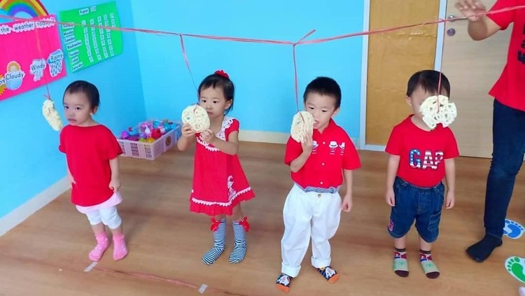 Saat lomba 17 Agustus, biasanya banyak hal yang terjadi termasuk anak yang ngambek di tengah jalannya lomba. Hmm gimana baiknya orang tua menyikapi?