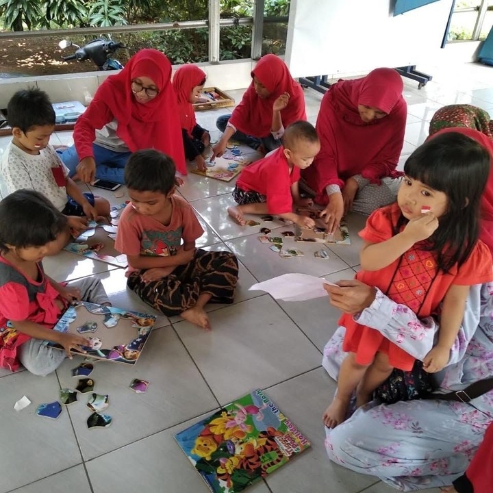 <p>Bunda dan si kecil kerja sama untuk menyusun puzzle. Siapa pemenangnya ya? (Foto: Reno P)</p>