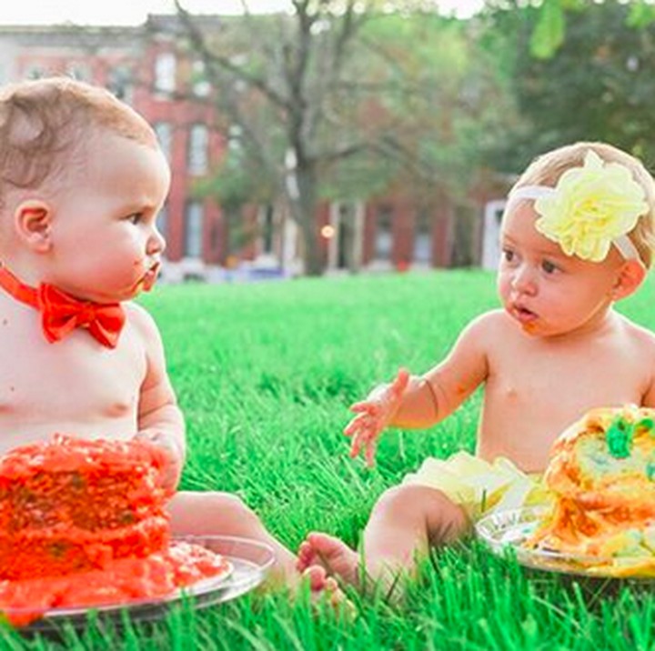 <p>Tebak, Bun, apa yang sedang diobrolkan dua bayi ini? (Foto: Instagram/ @jcarr_photosnaps)  </p>