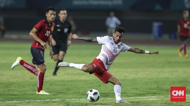 Terdapat 4 teknik menendang bola yang perlu dikuasai untuk bisa memainkan permainan sepak bola. Berikut teknik dasar dan cara melakukannya.