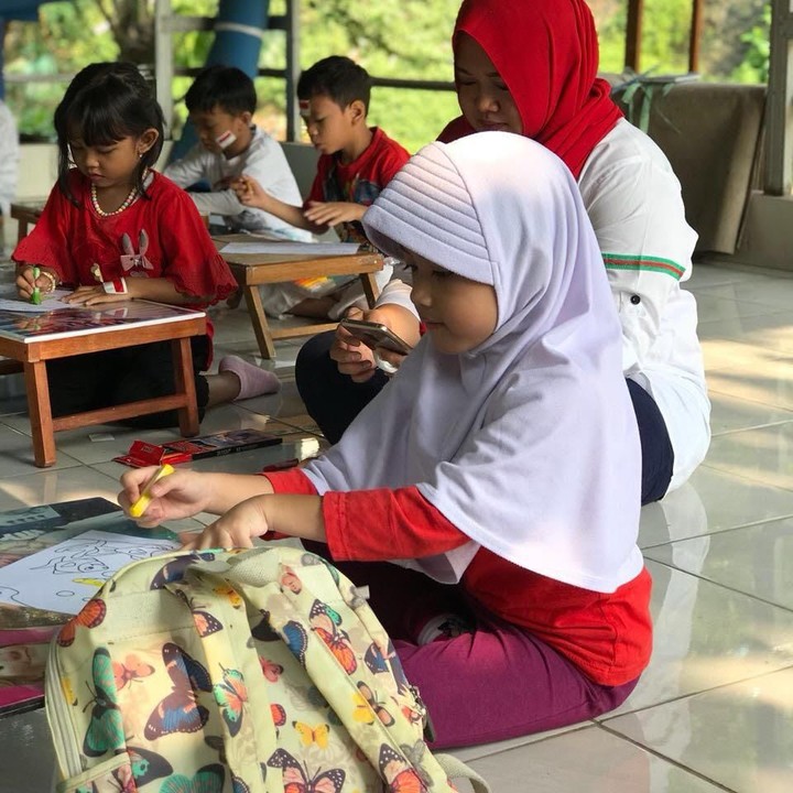 <p>Untuk memperingati HUT ke-73 Republik Indonesia, anak-anak TK ikut lomba mewarnai nih, Bun. (Foto: Reno P)</p>