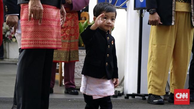 Alih-alih menggandeng mesra Ibu Negara di Istana Merdeka untuk upacara 17 Agustus, Jokowi justru memamerkan cucu pertamanya, Jan Ethes Sri Narendra.