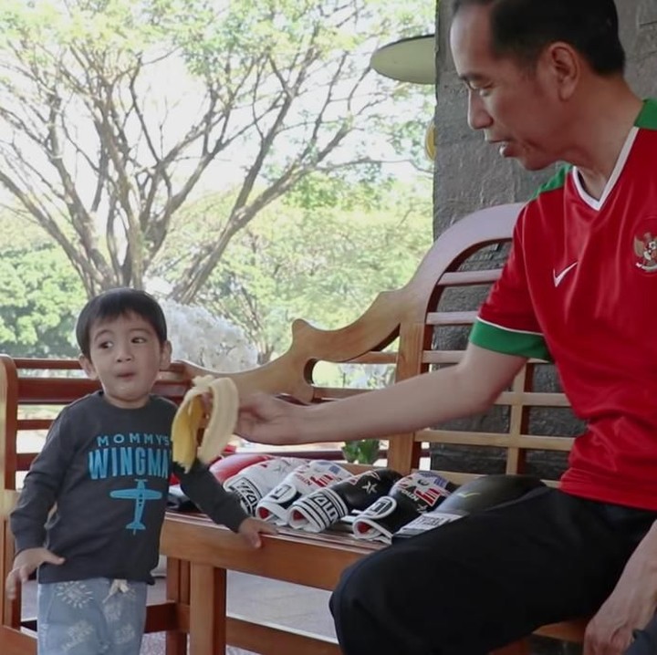 <p>Nyam! Jan Ethes disuapi Mbah Owi nih. (Foto: Vlog Jokowi)</p>