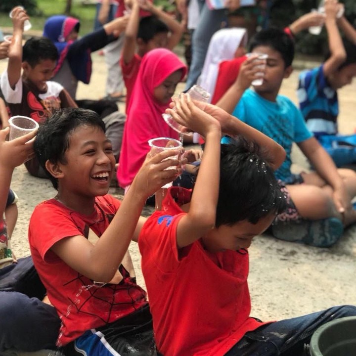 <p>Estafet air juga jadi salah satu lomba 17 Agustus yang seru buat anak-anak lho. (Foto: Reno P)</p>