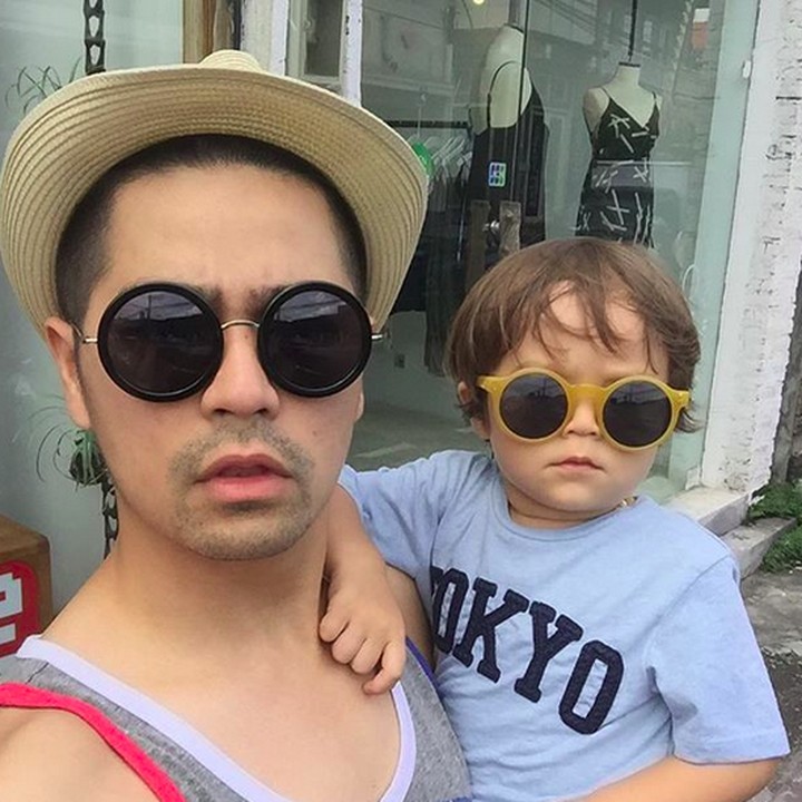 <p>Kompak abis! Ekspresi dan dandanan Uncle Eric dengan El mirip banget. (Foto: Instagram/ @alexanderbarackel)</p>