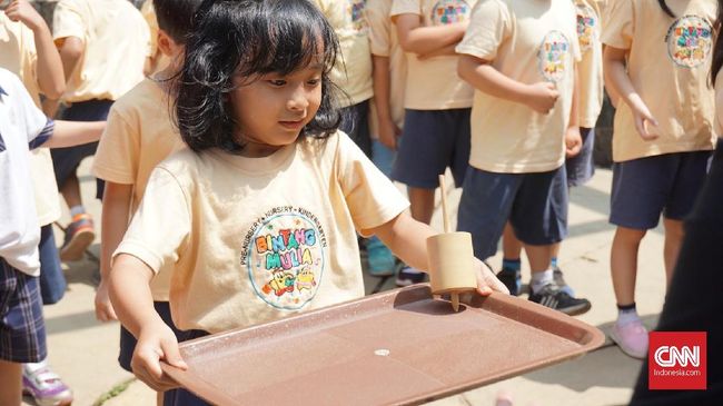 Sejumlah upaya telah dilakukan untuk mengenalkan kembali anak-anak dengan permainan tradisional, baik oleh pemerintah maupun swasta.