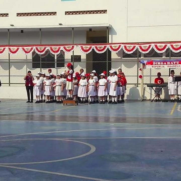 <p>Tim paduan suara anak-anak menyanyikan lagu Indonesia Raya dengan khidmad. (Foto: Instagram @lietayjap)<br /><br /></p>