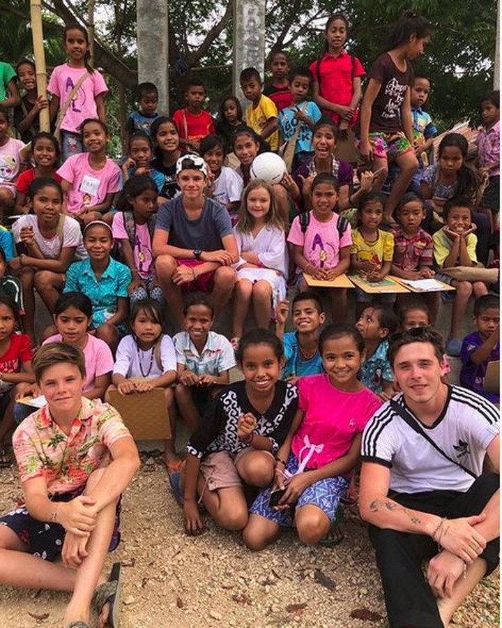Keluarga David Beckam sedang berada di Bali dan Sumba nih, Bun. Lihat yuk family time ala keluarga kompak ini.