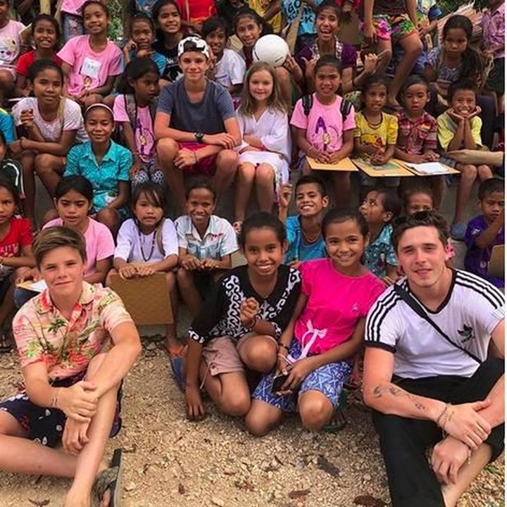 <p>David Beckham dan Victoria sedang liburan di Bali dan Sumba. Mereka membawa 4 anak mereka. Lihat deh mereka mengajarkan sepakbola dan bahasa Inggris pada anak-anak Sumba. So sweet ya, Bun. (Foto: Instagram @victoriabeckham)<br /><br /></p>