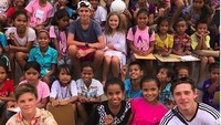 <p>David Beckham dan Victoria sedang liburan di Bali dan Sumba. Mereka membawa 4 anak mereka. Lihat deh mereka mengajarkan sepakbola dan bahasa Inggris pada anak-anak Sumba. So sweet ya, Bun. (Foto: Instagram @victoriabeckham)<br /><br /></p>