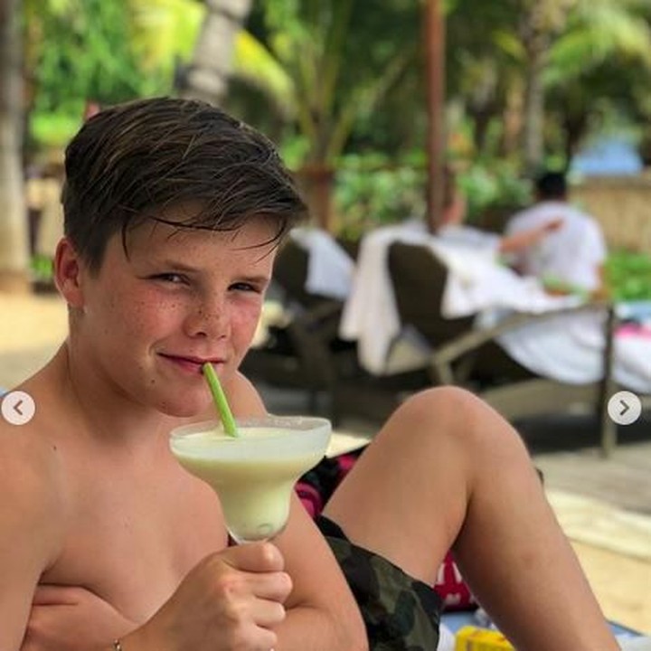 <p>Segarnya, panas-panas Cruz Beckham menikmati segelas jus. Hmm, Cruz minum jus apa ya? (Foto: Instagram @davidbeckham)<br /><br /></p>