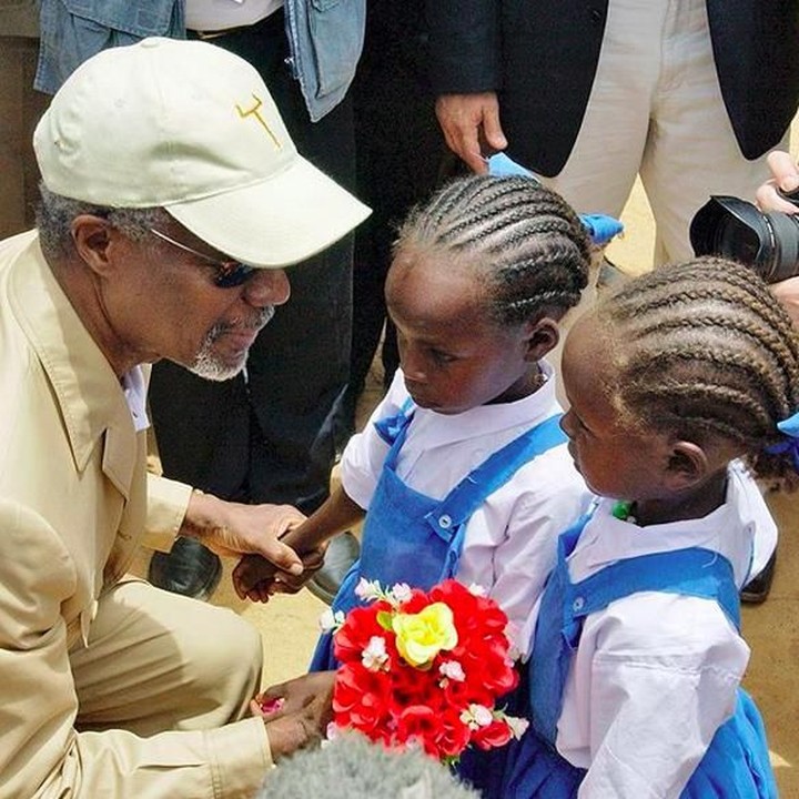 <p>So sweet! Kofi Annan menerima bunga dari anak-anak pengungsi Sudan di pengungsian Iridimi di Chad, Afrika. (Foto: Instagram @kofiannan)</p>