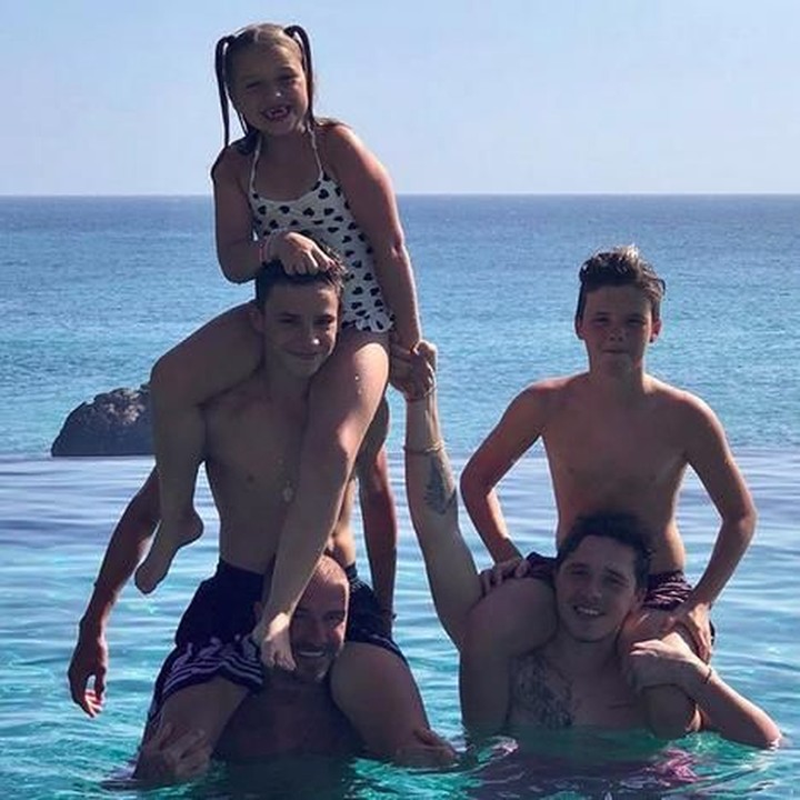 <p>Mereka menikmati Bali dan Sumba dengan berenang bersama. Hi-hi asyik banget ya gendong-gendongan begini. (Foto: Instagram @victoriabeckham)<br /><br /></p>