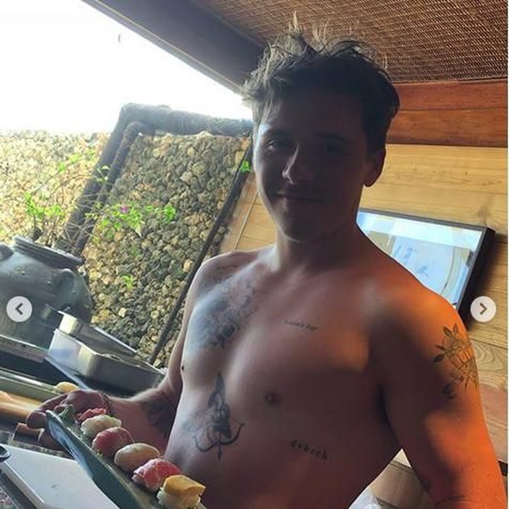 <p>Brooklyn lagi mau makan sushi. Sushi di Indonesia enak kan, Brook! (Foto: Instagram @davidbeckham)</p>