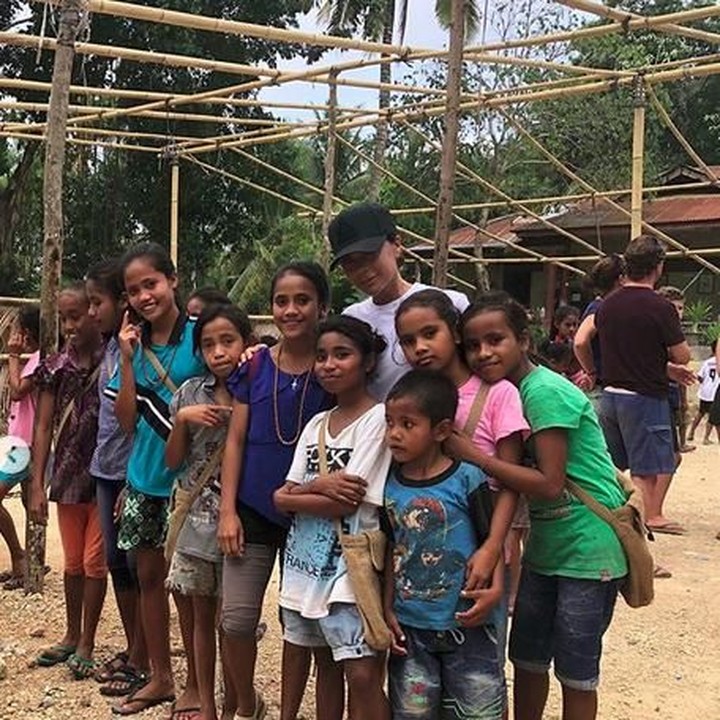 <p>Cheers! Victoria berfoto bareng anak-anak Sumba. (Foto: Instagram @victoriabeckham)<br /><br /></p>