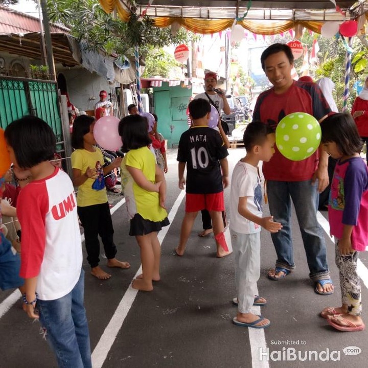 <p>Jangan keasyikan joget ya, Nak. Nanti balonnya jatuh, he-he-he. (Foto: Amelia Sewaka)<br /><br /></p>