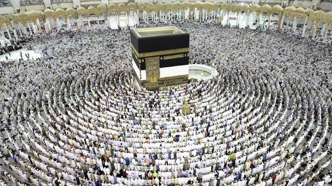 Amalan utama jamaah haji pada waktu di madinah adalah