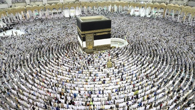 Muslim worshippers perform prayers around the Kaaba, Islam's holiest shrine, at the Grand Mosque in Saudi Arabia's holy city of Mecca on August 15, 2018, prior to the start of the annual Hajj pilgrimage in the holy city.
The hajj, expected to draw more than two million pilgrims to Mecca this year, represents a key rite of passage for Muslims and a massive logistical challenge for Saudi authorities, with colossal crowds cramming into relatively small holy sites. / AFP PHOTO / Bandar Al-DANDANI
