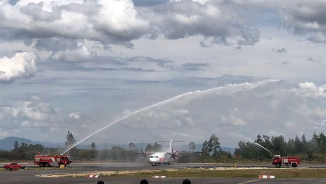 Bertepatan dengan HUT ke-73 RI, penerbangan langsung internasional Malaysia-Sialngit menjadi kado indah buat Danau Toba.