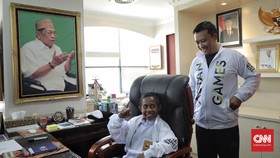 Joni 'Si Pemanjat Tiang Bendera' Hadiri Pembukaan Asian Games