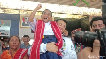 img-title Nasib Terkini Joni Bocah Pemanjat Tiang Bendera yang Dijanjikan Jokowi Jadi TNI