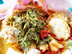 Gurih Sedap! Katupek Gulai Paku Khas Sumbar Enak Buat Sarapan