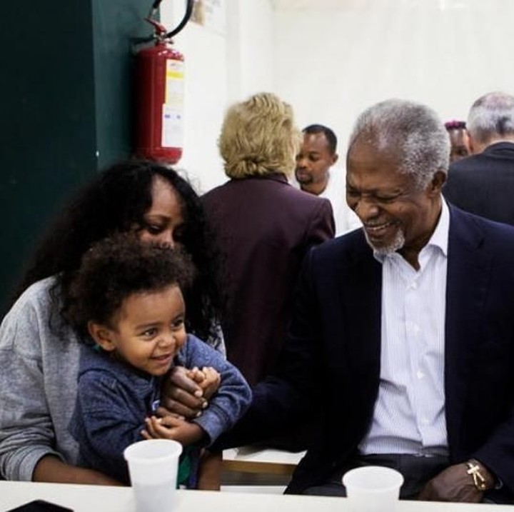 <p>Kofi Annan mendengarkan curhat anak-anak di sebuah pengungsian. (Foto: Instagram @kofiannan)<br /><br /></p>