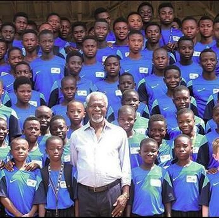 <p>Kofi Annan bertemu dengan anak-anak muda Ghana. Dia bilang, anak-anak berbakat itu adalah pemimpin masa depan. Jika kita mengabaikan dan tidak mengembangkannya untuk menjadi pemimpin yang lebih baik, negara akan rugi. (Foto: Instagram @kofiannan)<br /><br /></p>