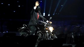 Riuh Netizen Samakan Jokowi Naik Motor dengan Tom Cruise