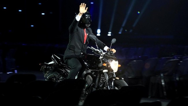 PDIP tak mau ambil pusing dengan kritik sejumlah pihak yang menyebut Jokowi menggunakan pemeran pengganti naik motor ke acara Asian Games 2018.