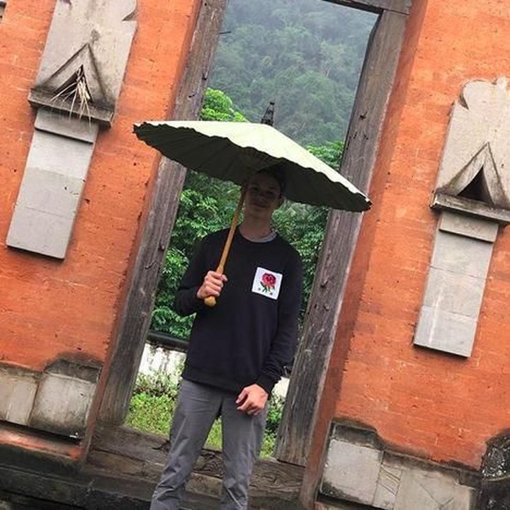 <p>Gapura dan pemandangan di Bali nggak terlupan bagi Romeo. (Foto: Instagram @romeobeckham)<br /><br /></p>