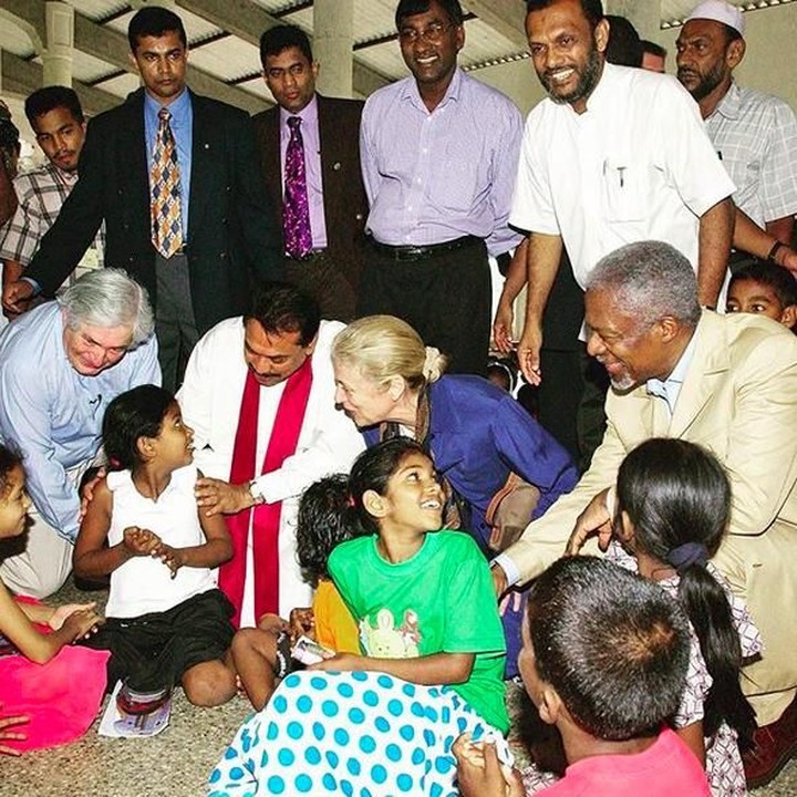<p>Kofi Annan dan istri memberi semangat anak-anak Sri Lanka di pengungsian karena tsunami pada 26 Desember 2004. (Foto: Instagram @kofiannan)<br /><br /><br /></p>