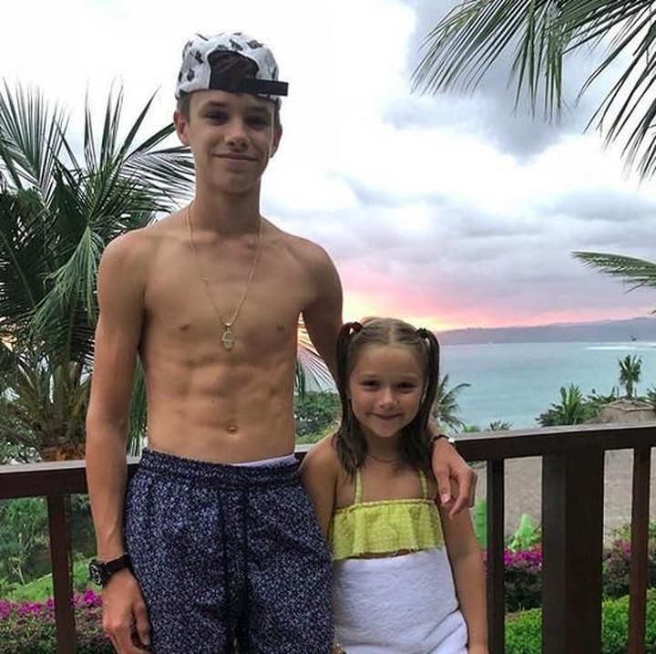 <p> Wah momen sunset bakalan tak terlupakan nih oleh Romeo Beckham dan adiknya, Harper Beckham. (Foto: Instagram @romeobeckham)<br /><br /></p>