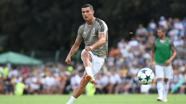 Massimiliano Allegri menegaskan sistem permainan Juventus tak bergantung pada Cristiano Ronaldo yang baru saja datang ke Bianconeri.