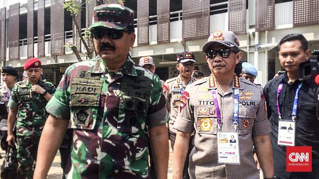 Kapolri Jenderal Tito Karnavian dan Panglima TNI Marsekal Hadi Tjahjanto terbang ke Riau untuk meninjau langsung lokasi kebakaran hutan dan lahan atau karhutla.