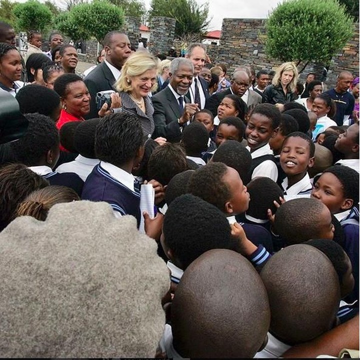 <p>Kofi Annan dan istri dielu-elukan anak-anak sekolah saat mengunjungi monumen Hector Peterson di Afrika Selatan. (Foto: Instagram @kofiannan)<br /><br /><br /></p>