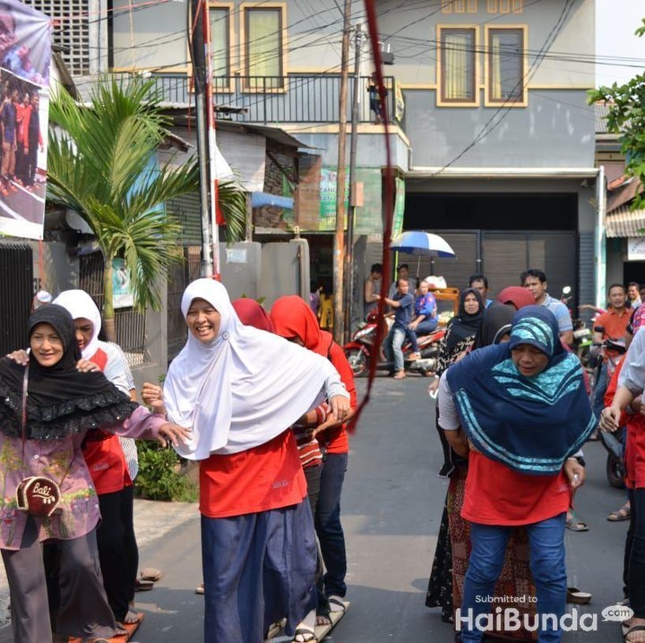 <p>Bunda-bunda juga nggak mau kalah unjuk kebolehan di lomba 17 Agustus. (Foto: Amelia Sewaka)<br /><br /></p>