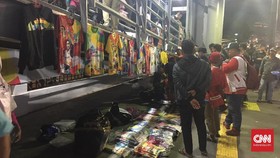 Pedagang Atribut Bermunculan di Pembukaan Asian Games