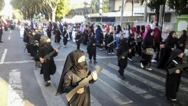 Mendikbud Muhadjir memastikan TK Kartika V-69 Probolinggo tak ajarkan radikalisme. Pakaian-pakaian yang dikenakan siswa dan guru sehari-hari bukanlah bercadar.