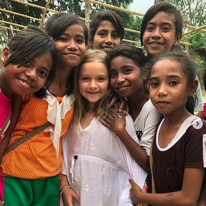 <p>Harper suka bermain dengan anak-anak perempuan Sumba. (Foto: Instagram @victoriabeckham)<br /><br /></p>