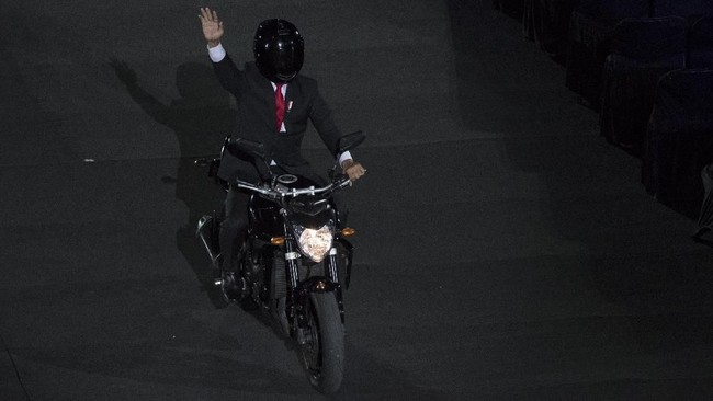 Dalam video berdurasi sekitar lima menit, Jokowi digambarkan mengendarai 'naked bike' menuju stadion Gelora Bung Karno (GBK) akibat terjebak macet.