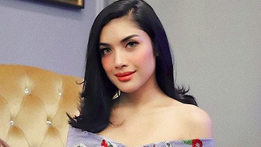 img-title Jadi Shemale, Millendaru Salat Pakai Sarung atau Mukena?