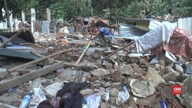 VIDEO: Korban Gempa Lombok Mengais Puing Bangun Tenda