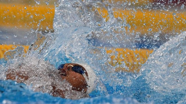 Perenang Indonesia I Gede Siman Sudartawa melaju saat babak penyisihan nomor Gaya Punggung Putra 100 meter Asian Games 2018 di Aquatic Center, Gelora Bung Karno, Jakarta, Minggu (19/8). ANTARA FOTO INASGOC/Andika Wahyu/Spt/18.