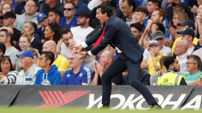 Manajer Arsenal Unai Emery enggan berjabat tangan dengan manajer Chelsea Maurizio Sarri usai timnya kalah 2-3 di Stadion Stamford Bridge, Sabtu (18/8).