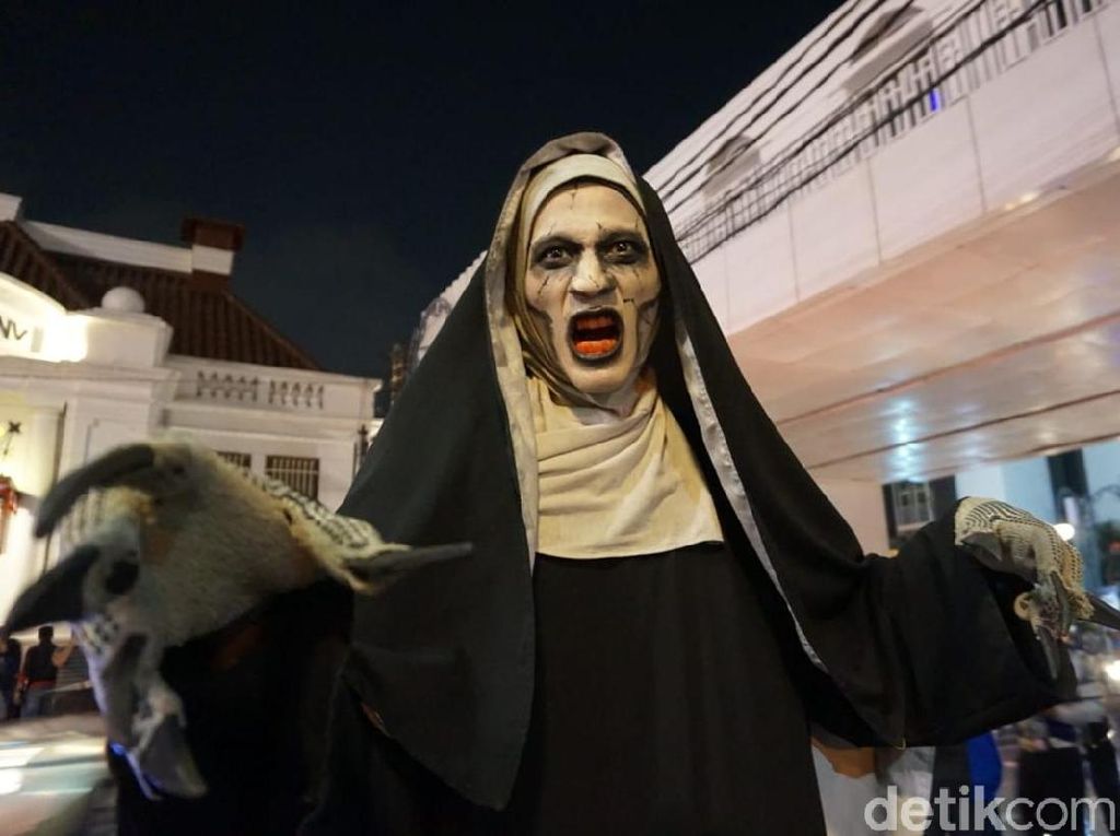 Hobi Jadi Profesi, Hantu-hantu Ini Kerja dari Siang Hingga Malam Hobi Jadi Profesi, Hantu-hantu Ini Kerja dari Siang Hingga Malam