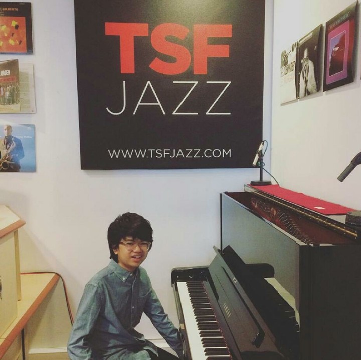 <p>Joey mengeluarkan album pertamanya pada usia 11 tahun dan bermain di Montreal dan Newport Jazz Festivals pada tahun 2015. Ia juga telah tampil untuk Herbie Hancock, Bill Clinton, dan Barack Obama. Keren banget ya Joey. (Foto: Instagram/joeyalexandermusic)</p>