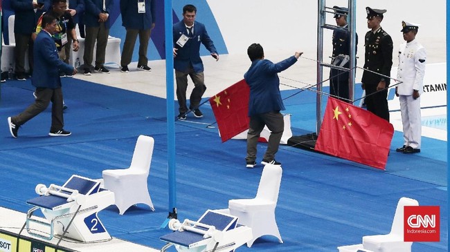 Tiang yang digunakan untuk mengerek bendera China dan Jepang pada seremoni penyerahan medali di cabor renang Asian Games 2018 roboh, Minggu (19/8).