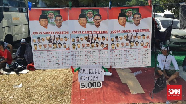 Dimana ada keramaian, di situlah para pedagang berkumpul untuk mendulang untung. Tak terkecuali dalam gelaran Perayaan Milad ke-20 Front Pembela Islam.