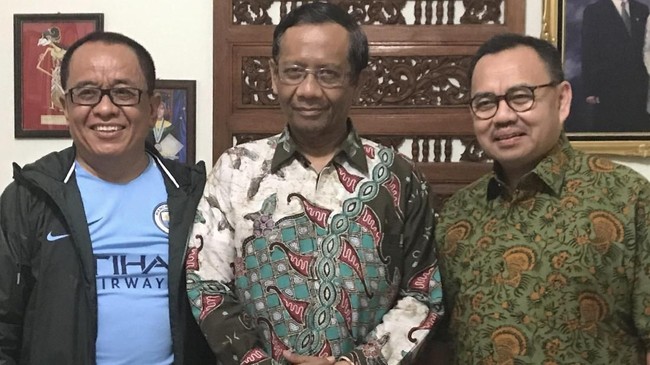 Said Didu memberikan jersey Manchester United kepada Mahfud MD sebagai bentuk persahabatan sekaligus pelipur lara usai batal menjadi cawapres Joko Widodo.